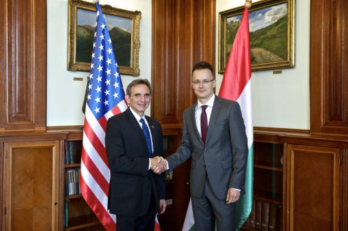 Carlos Pascuallal, az Amerikai Egyesült Államok külügyminisztériumának energiapolitikáért felelős különmegbízottjával Szijjártó Péter külgazdasági és külügyminiszter-helyettes